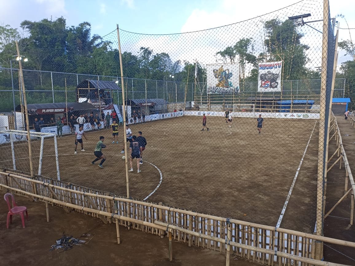 Pertandingan Futsal Antara Satgas TMMD dan Warga Desa Sekardadi