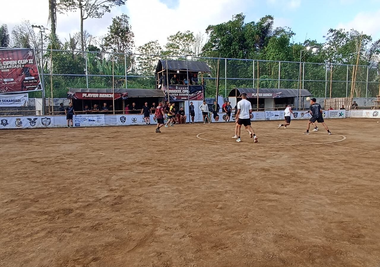 Pertandingan Futsal Penguatan Kekerabatan Satgas TMMD dan Pemuda Sekardadi