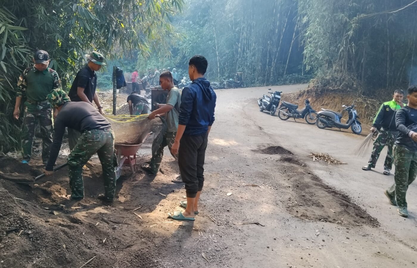 Kerja Sama TNI dan Warga Wujudkan Jalan Bersih di Desa Sekardadi