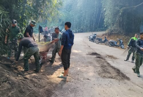 Kerja Sama TNI dan Warga Wujudkan Jalan Bersih di Desa Sekardadi