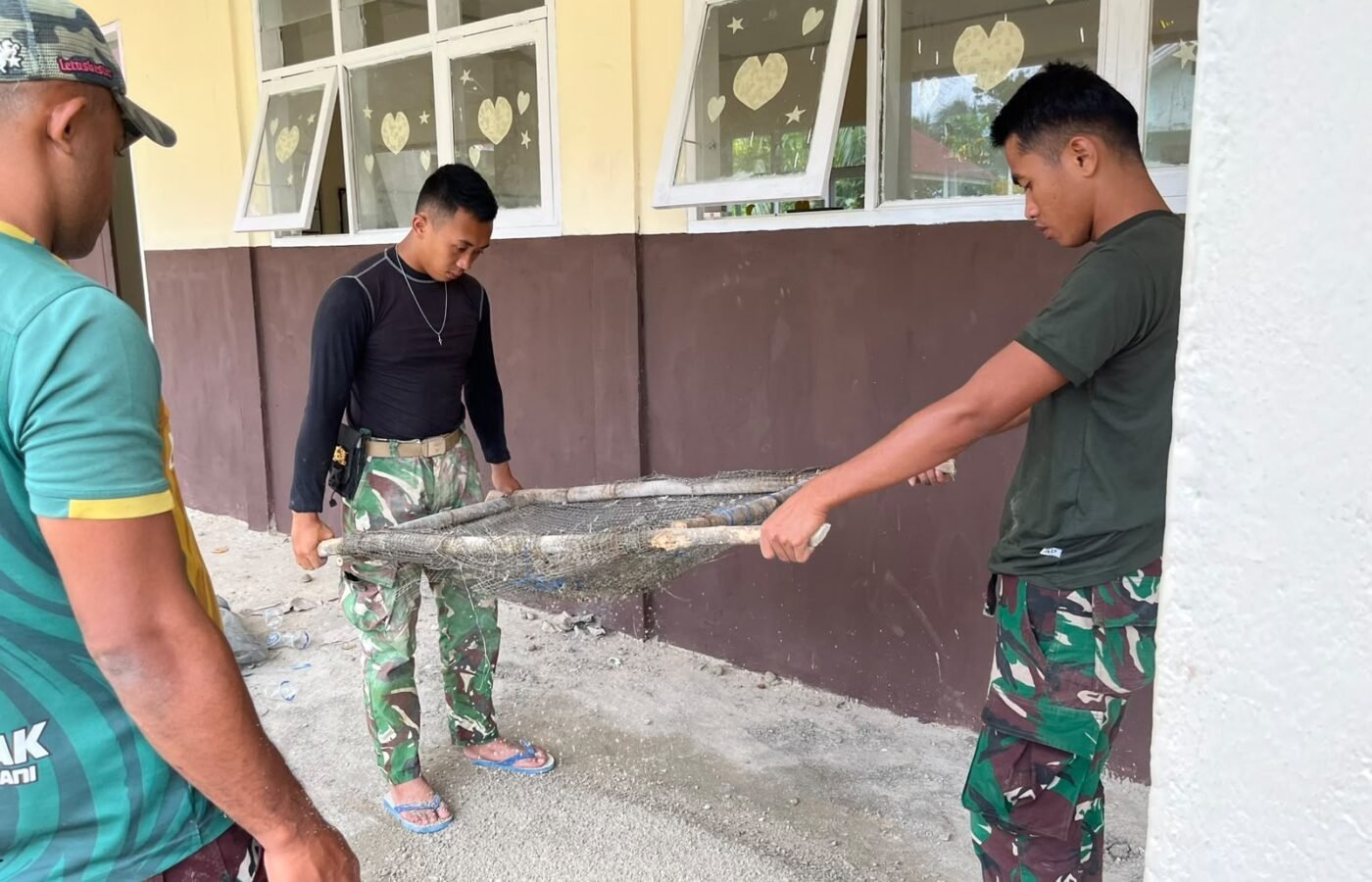 Pekerjaan Pengecoran Lantai SD Polewali Diteruskan Satgas TMMD