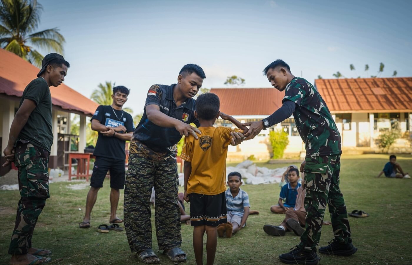 Satgas TMMD Ajak Siswa Latihan PBB untuk Lomba Gerak Jalan