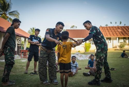 Satgas TMMD Ajak Siswa Latihan PBB untuk Lomba Gerak Jalan