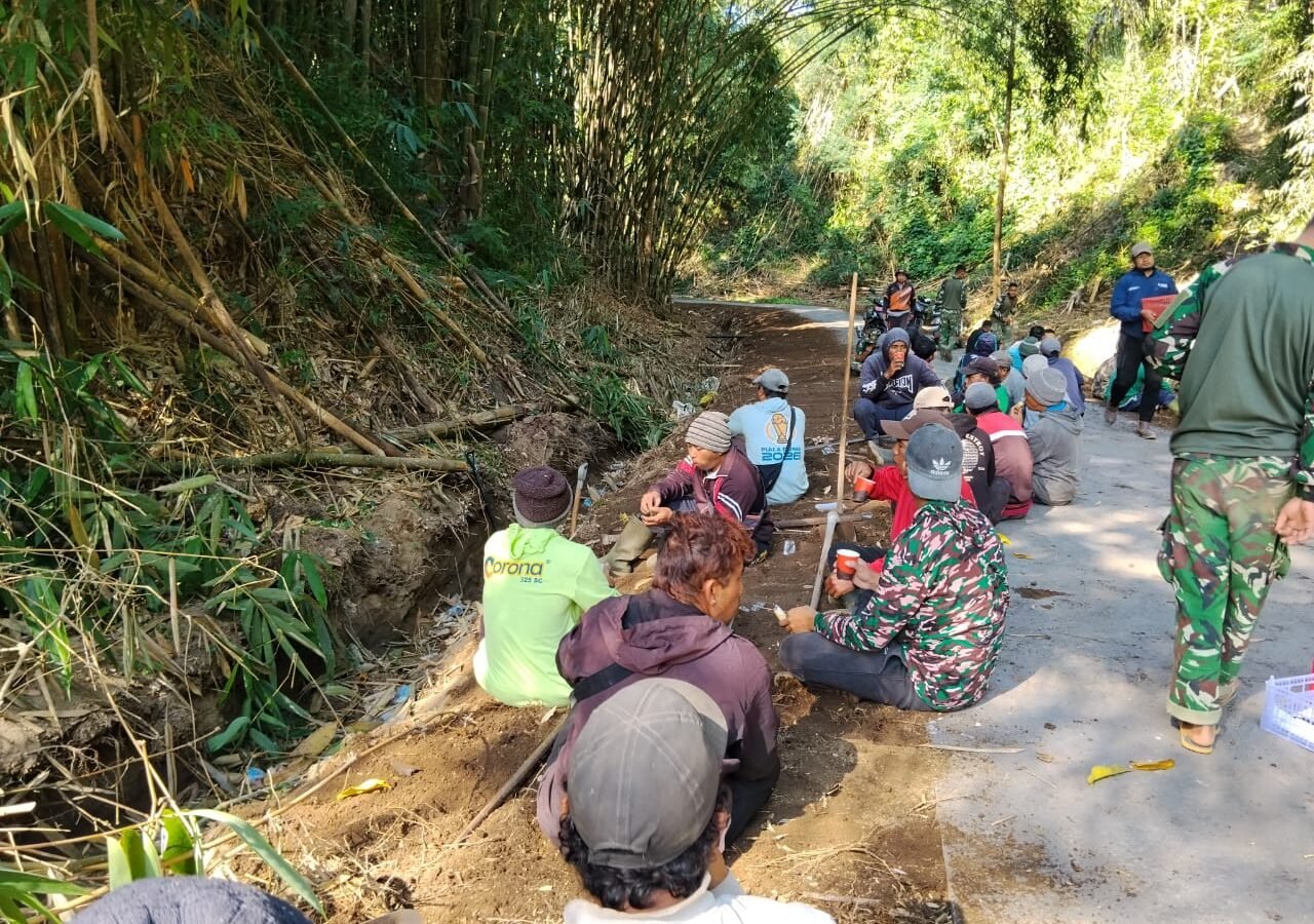 Kegiatan Santai TNI Bersama Warga Sekardadi Melalui Ngopi