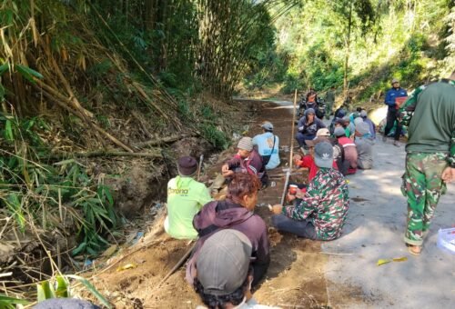 Kegiatan Santai TNI Bersama Warga Sekardadi Melalui Ngopi