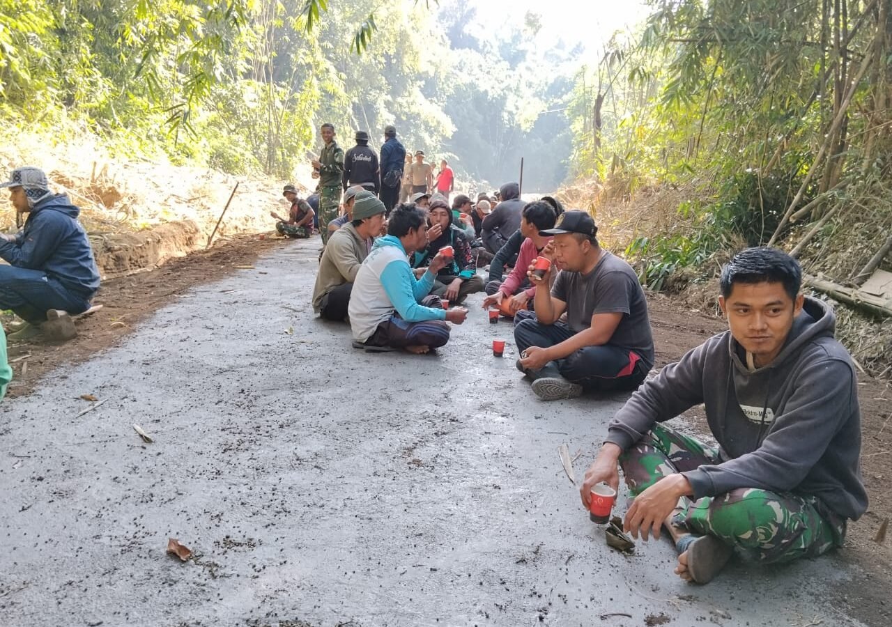 Kesempatan Berbagi Cerita Saat Istirahat Satgas TMMD di Desa Sekardadi