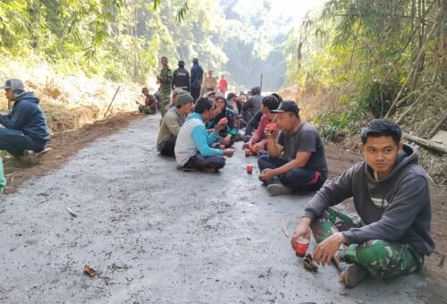Kesempatan Berbagi Cerita Saat Istirahat Satgas TMMD di Desa Sekardadi
