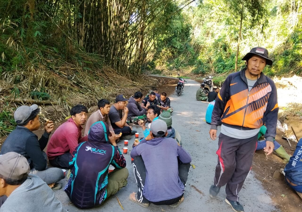 Momen Hangat Antara Satgas TMMD dan Masyarakat di Desa Sekardadi