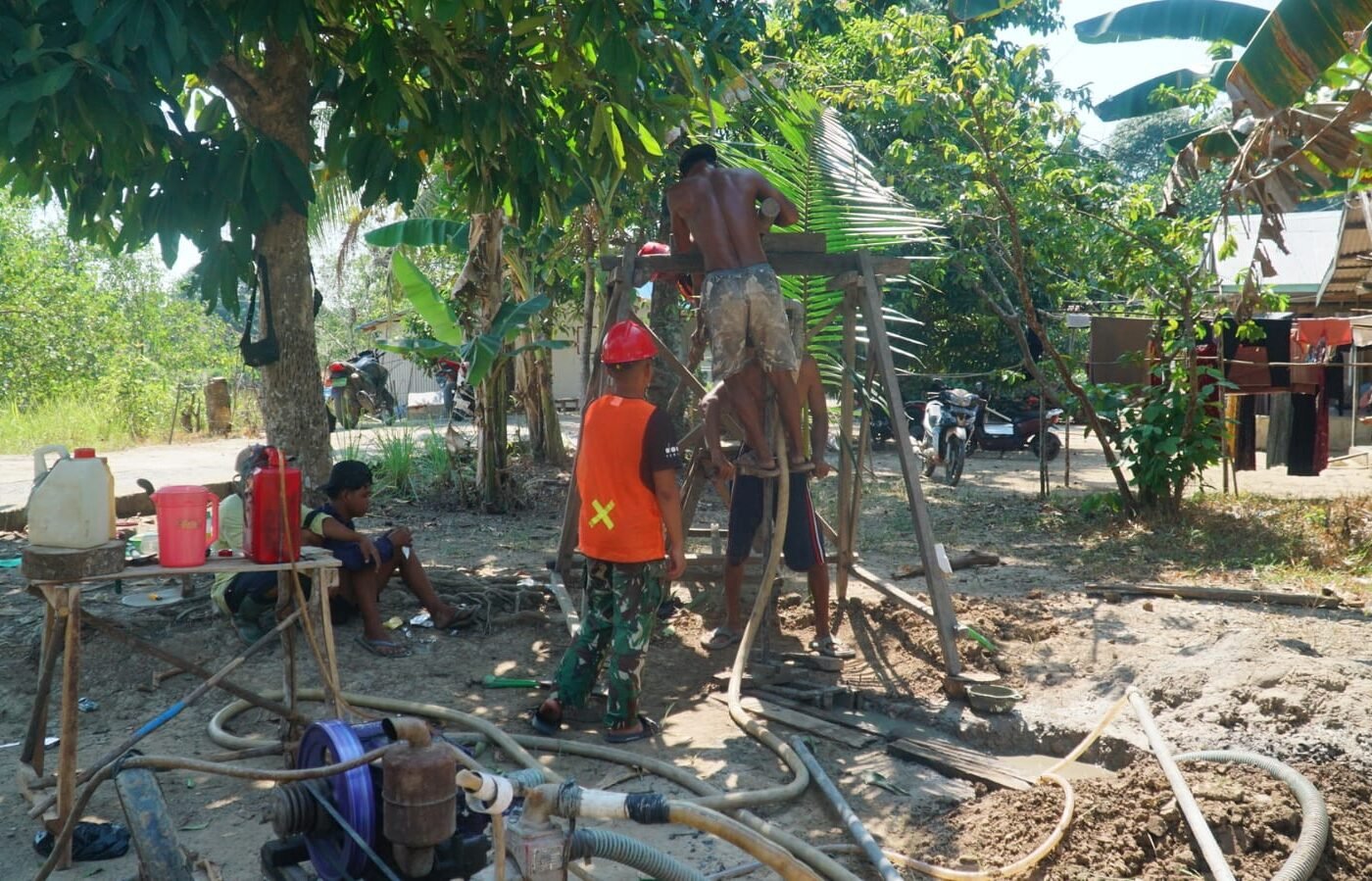 Kerjasama antara Satgas TMMD dan Masyarakat Percepat Pengerjaan Sumur Bor Sasaran 2