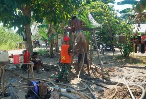 Kerjasama antara Satgas TMMD dan Masyarakat Percepat Pengerjaan Sumur Bor Sasaran 2