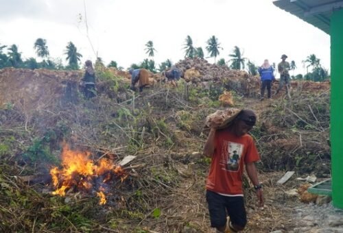 Kebersamaan Satgas TMMD dan Masyarakat dalam Aksi Gotong Royong di Manunggal Air