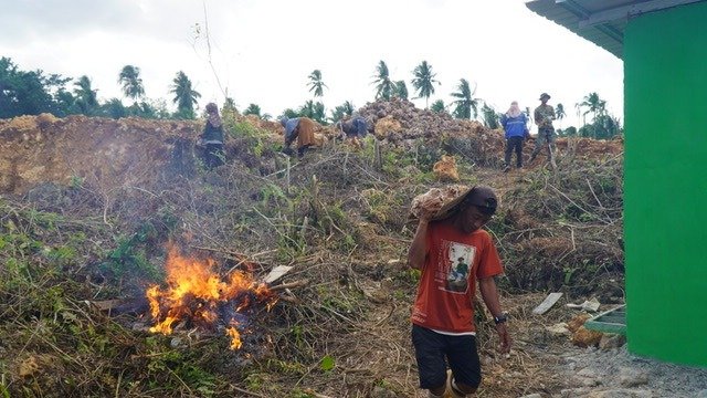 Kebersamaan Satgas TMMD dan Masyarakat dalam Aksi Gotong Royong di Manunggal Air