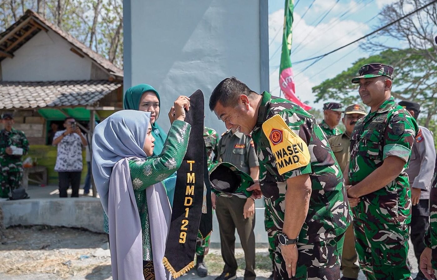 Sambutan Hangat di Desa Tlemang! Siswa SDN 1 Tlemang Rayakan Kunjungan Tim Wasev TMMD ke-129 Kodim 0812/Lamongan