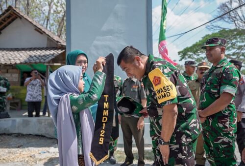 Sambutan Hangat di Desa Tlemang! Siswa SDN 1 Tlemang Rayakan Kunjungan Tim Wasev TMMD ke-129 Kodim 0812/Lamongan
