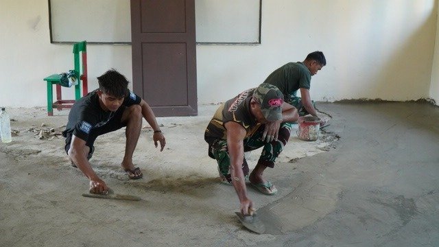 Kerjasama Satgas TMMD dan Warga Terus Perbaiki Fasilitas di SD Polewali
