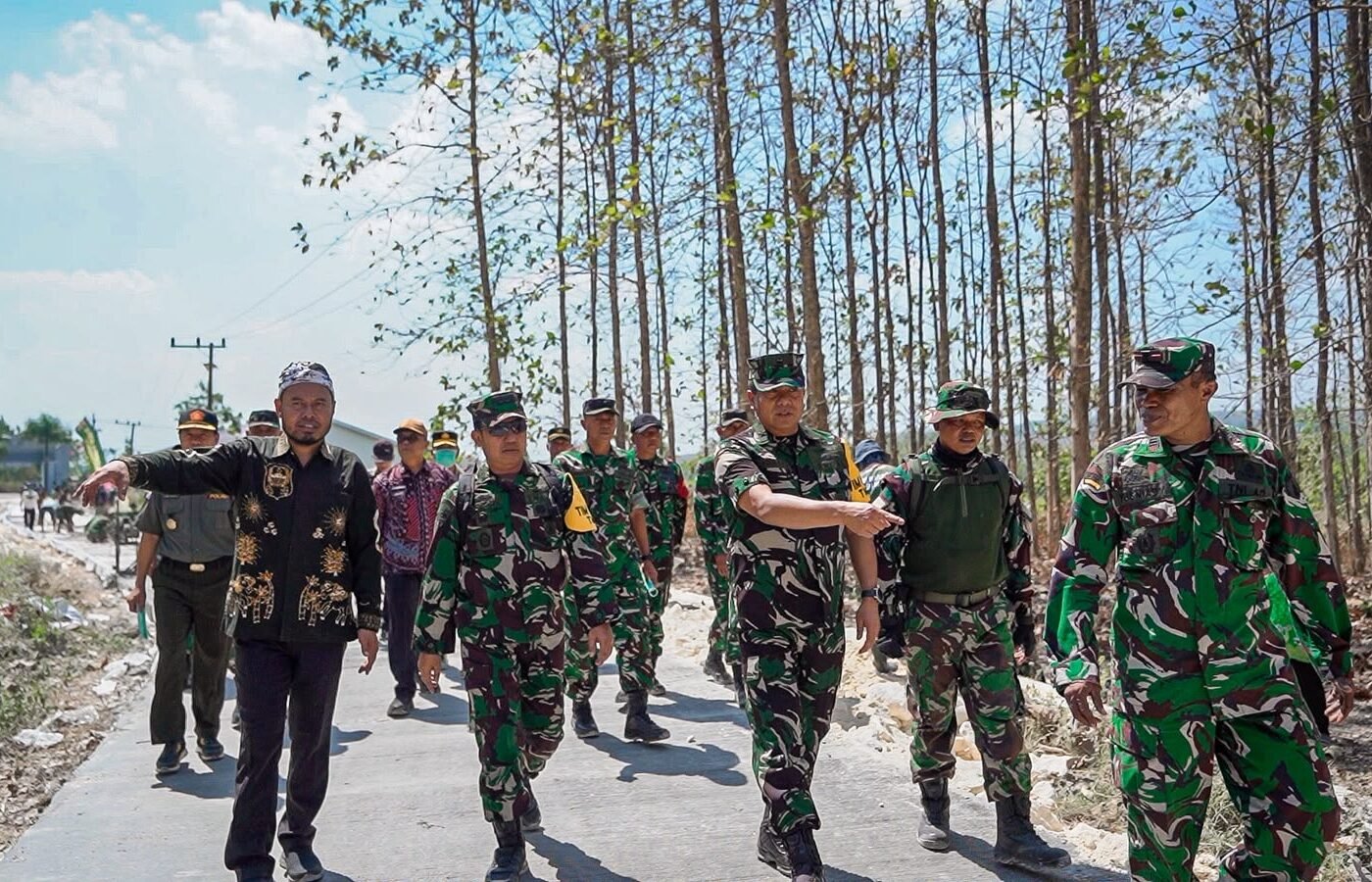 Tim Evaluasi TNI Meninjau Pembangunan Jalan Beton di Desa Tlemang