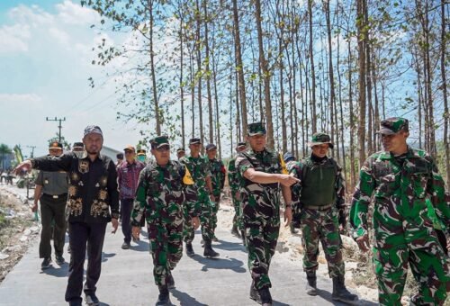Tim Evaluasi TNI Meninjau Pembangunan Jalan Beton di Desa Tlemang