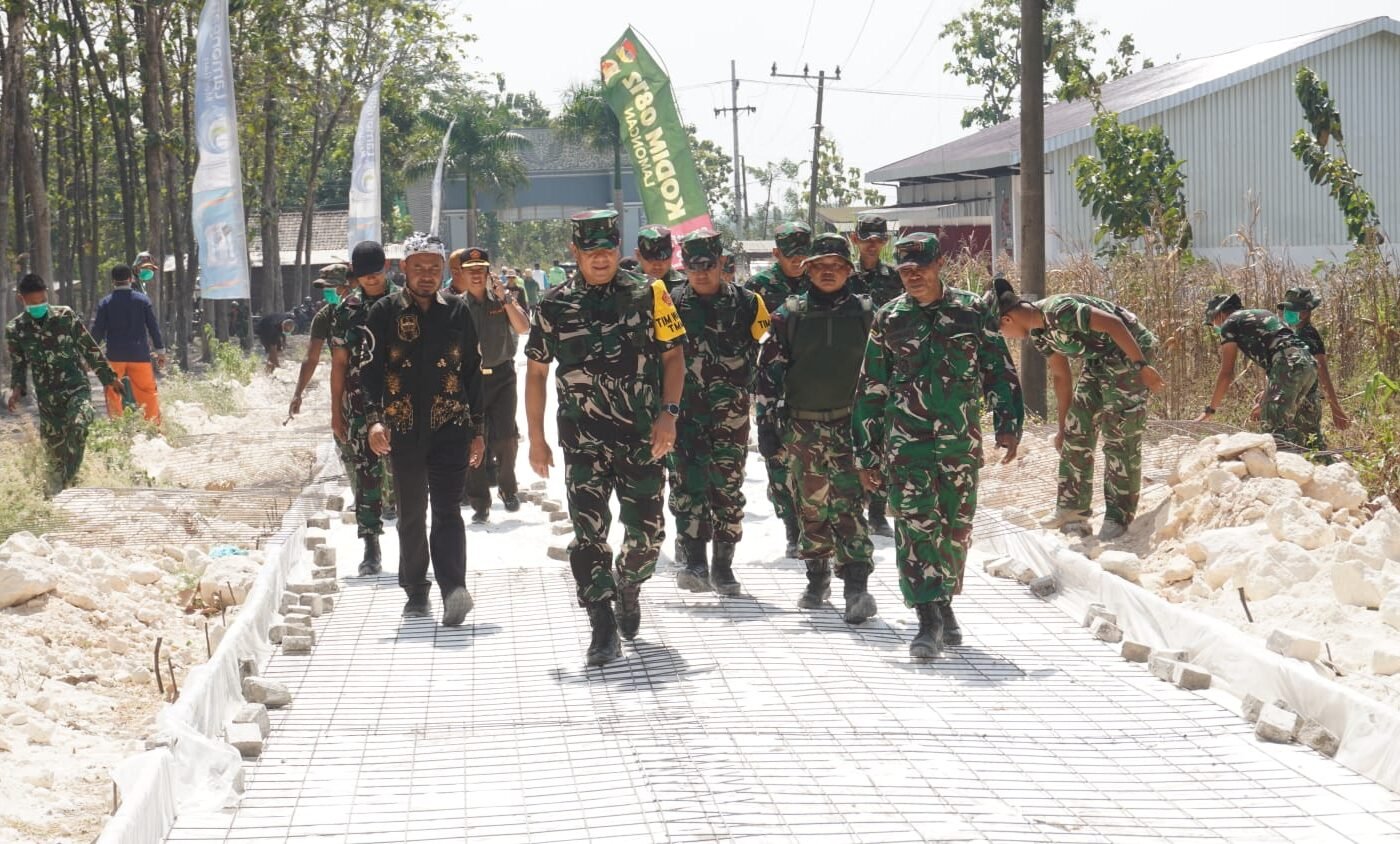 Tim Pengawasan TMMD ke-129 Tinjau Progres Konstruksi Jalan di Tlemang