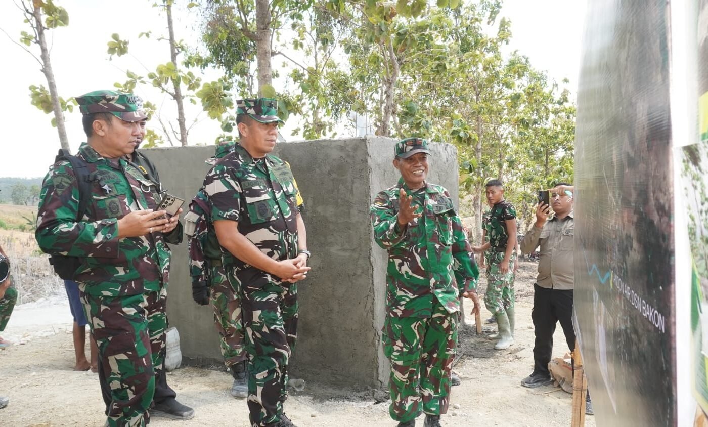 Pembangunan Tandon Air Bersih Dusun Bakon Diperlihatkan Danramil kepada Tim Wasev TMMD 129