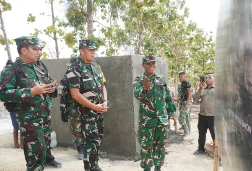 Pembangunan Tandon Air Bersih Dusun Bakon Diperlihatkan Danramil kepada Tim Wasev TMMD 129