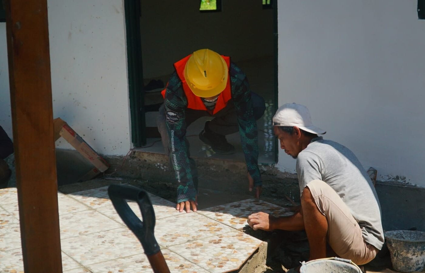 Pembangunan Musholla Darul Iman: Satgas TMMD Reguler Ke-129 Menyelesaikan Pengecatan Interior