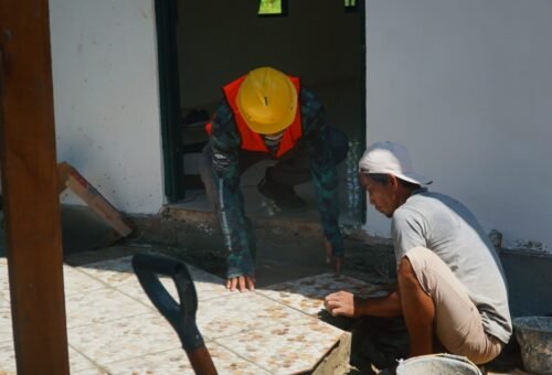 Pembangunan Musholla Darul Iman: Satgas TMMD Reguler Ke-129 Menyelesaikan Pengecatan Interior