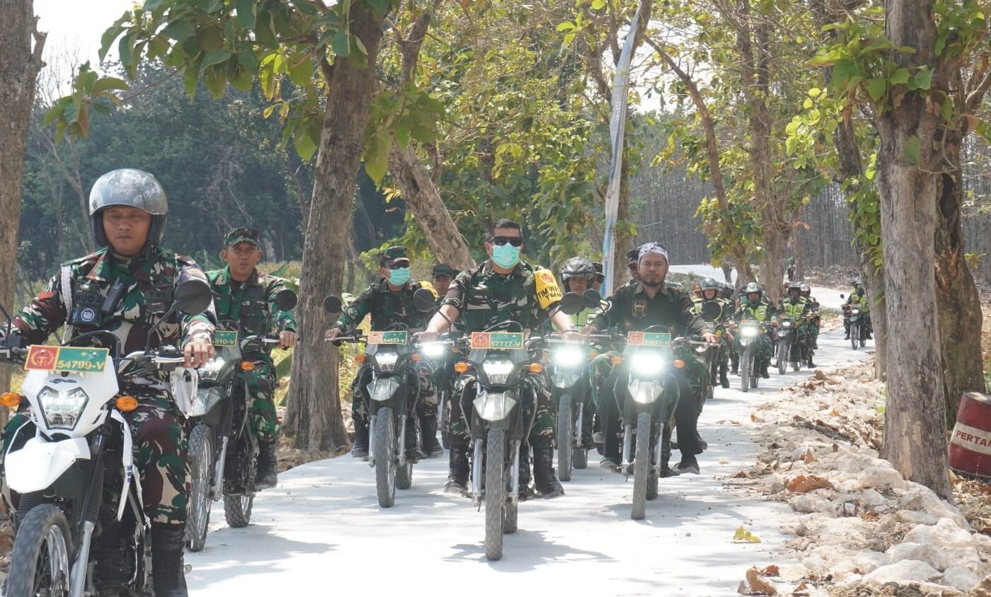 Ketua Tim Wasev TMMD 129 Kunjungi Desa Tlemang Menggunakan Motor Trail