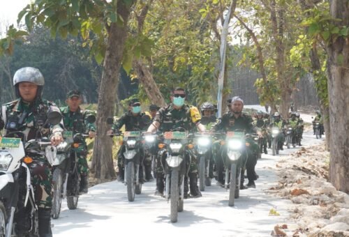 Ketua Tim Wasev TMMD 129 Kunjungi Desa Tlemang Menggunakan Motor Trail