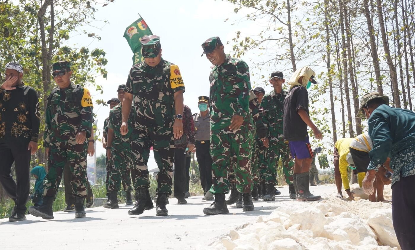 Tim Wasev TMMD 129 Tinjau Kualitas Jalan Rabat Beton di Desa Tlemang