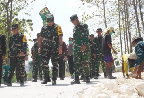 Tim Wasev TMMD 129 Tinjau Kualitas Jalan Rabat Beton di Desa Tlemang