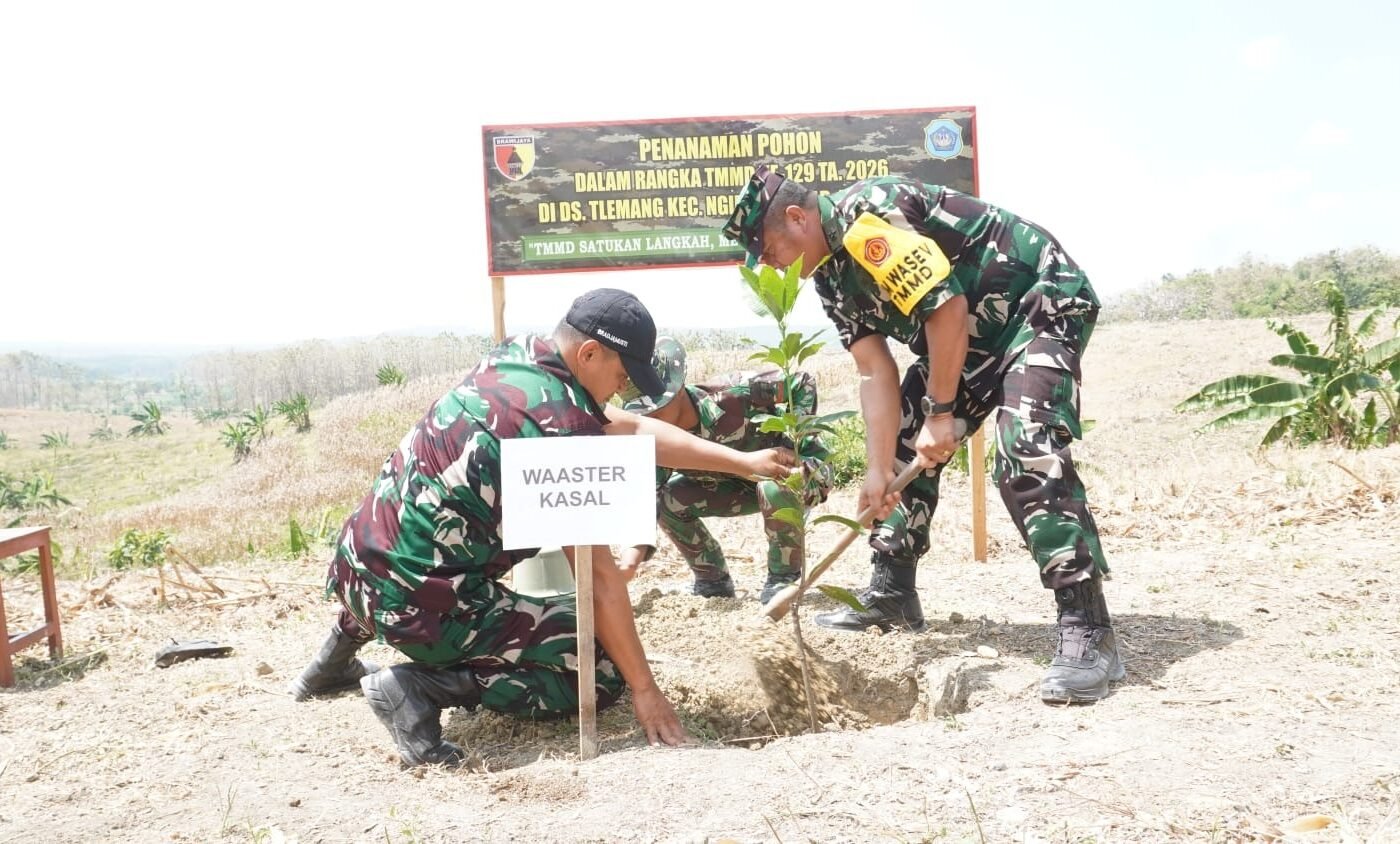 Aksi Penanaman Pohon Mangga oleh Tim Wasev TMMD 129 Dukung Lingkungan di Dusun Bakon