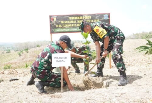 Aksi Penanaman Pohon Mangga oleh Tim Wasev TMMD 129 Dukung Lingkungan di Dusun Bakon