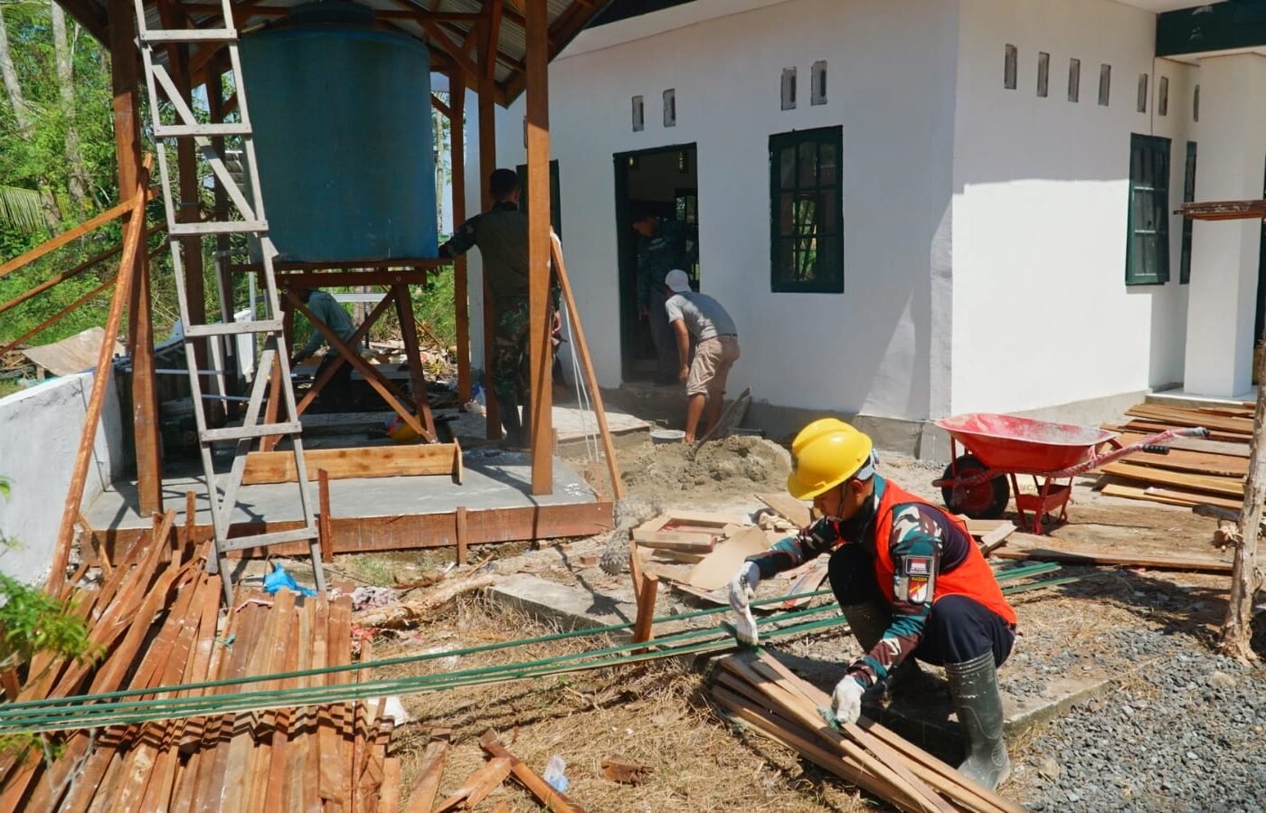 Fokus Pemasangan Keramik Tempat Wudhu di Musholla Darul Iman pada TMMD Ke-129