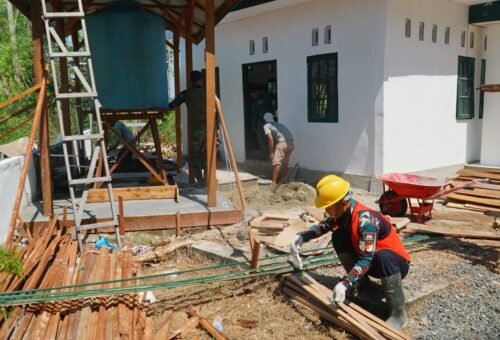Fokus Pemasangan Keramik Tempat Wudhu di Musholla Darul Iman pada TMMD Ke-129