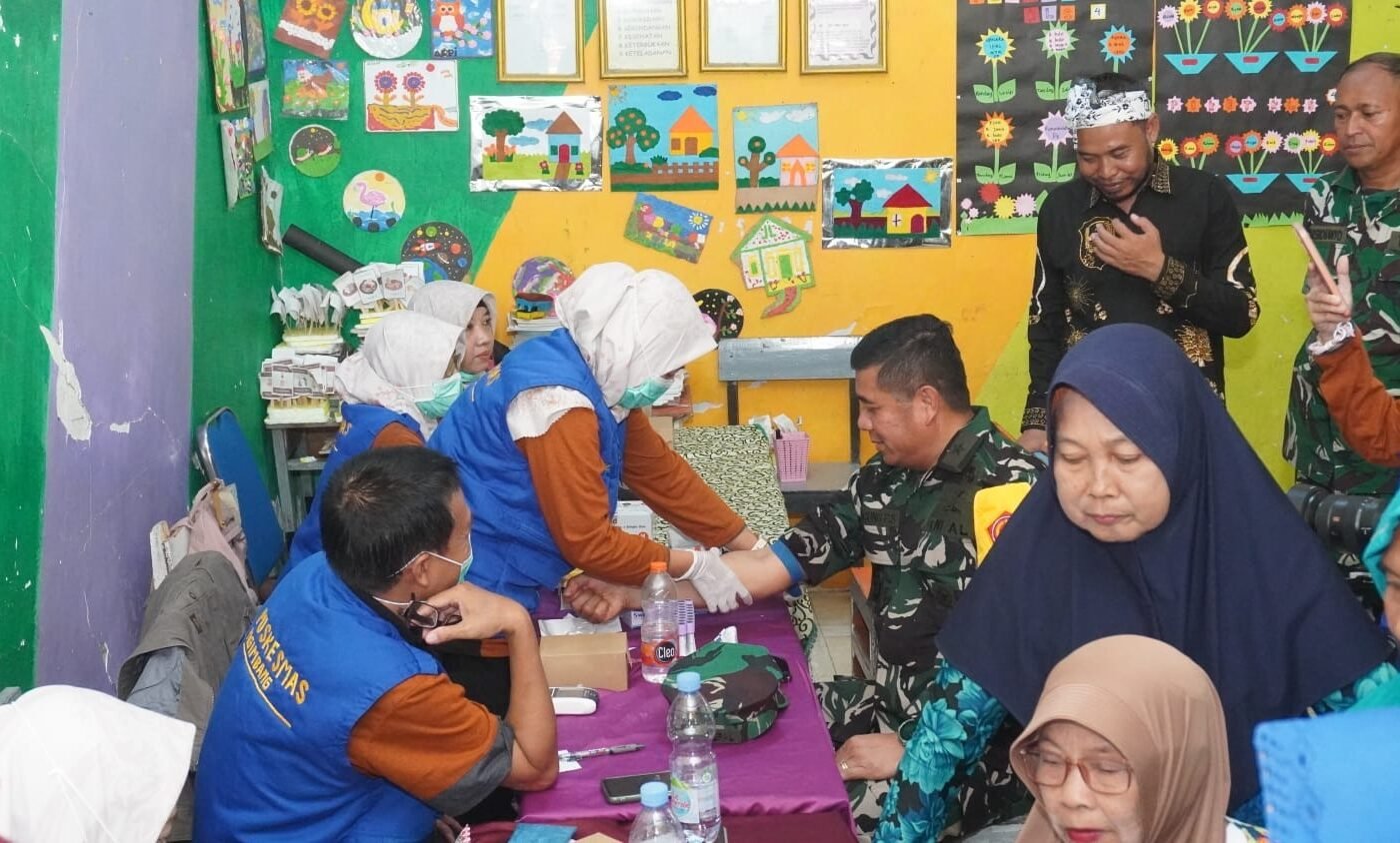 Kedekatan TNI dengan Warga, Tim Wasev TMMD Ke-129 Dipimpin oleh Waaster Kasal Gelar Cek Kesehatan di Desa Tlemang