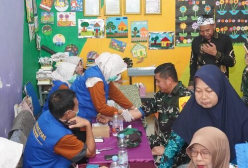 Kedekatan TNI dengan Warga, Tim Wasev TMMD Ke-129 Dipimpin oleh Waaster Kasal Gelar Cek Kesehatan di Desa Tlemang