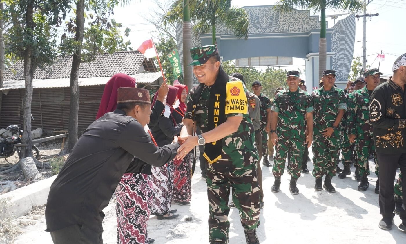Siswa SD Rayakan Kunjungan Tim Wasev TMMD 129 dengan Kebanggaan