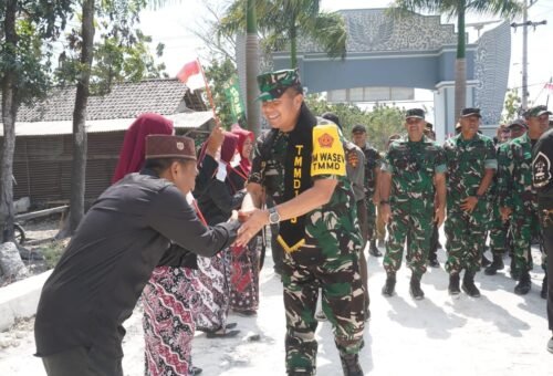 Siswa SD Rayakan Kunjungan Tim Wasev TMMD 129 dengan Kebanggaan