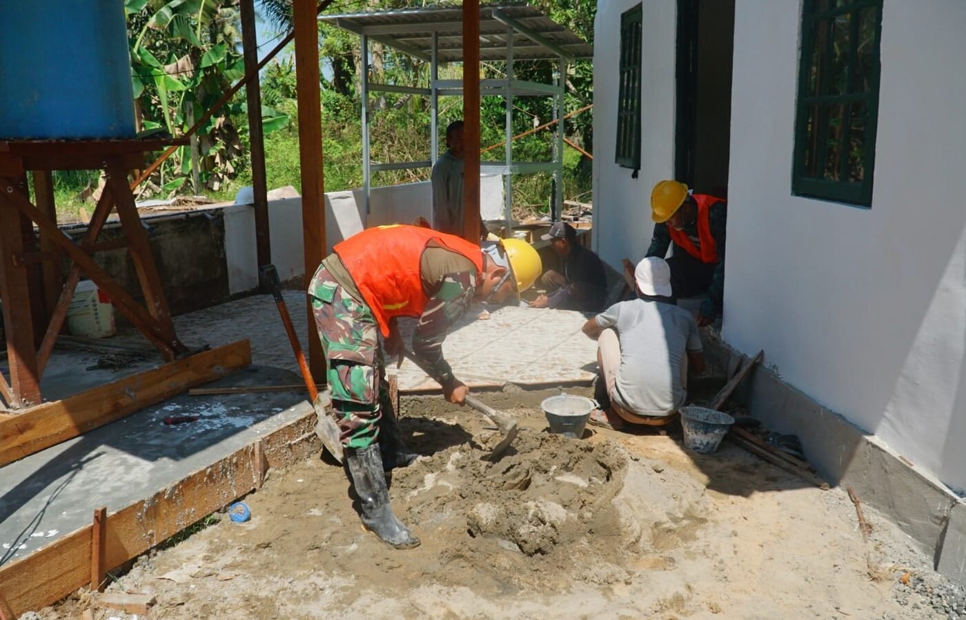 Kebersamaan dalam Pembangunan Musholla Darul Iman di Desa Bandar Raya