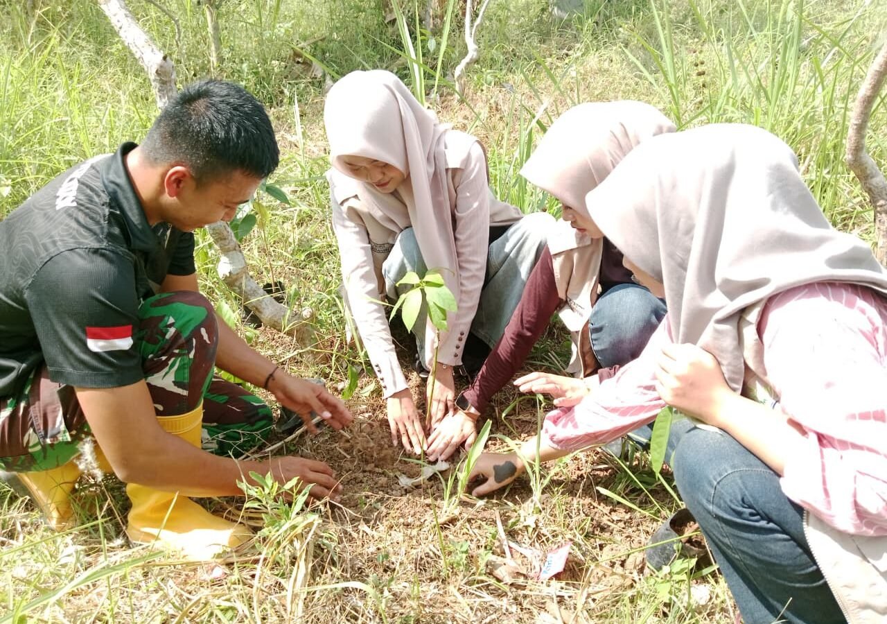 Aksi Bersama Masyarakat dalam Program TMMD, Penanaman Durian dan Alpukat di Pinang Jaya