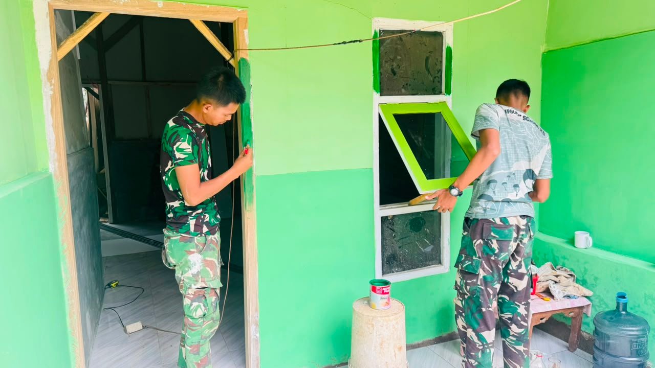 Sentuhan Akhir TMMD, Rumah Bapak Siswanto Semakin Layak Huni