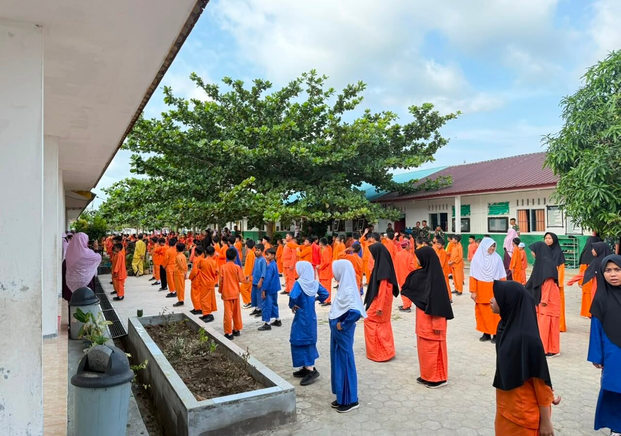 Kegiatan Senam dan Bersih-Bersih Sekolah untuk Meningkatkan Kebersamaan