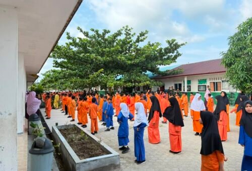 Kegiatan Senam dan Bersih-Bersih Sekolah untuk Meningkatkan Kebersamaan