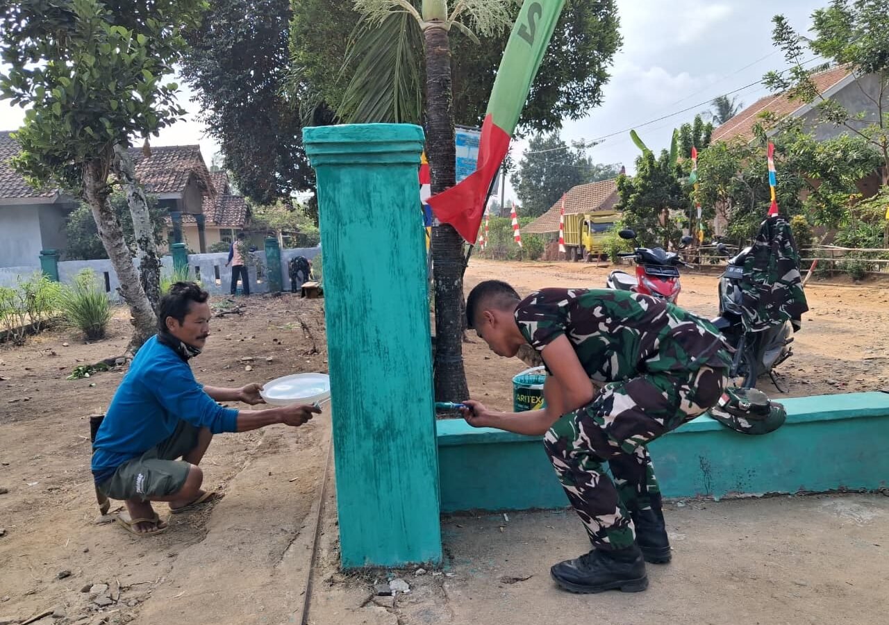 Satgas TMMD Ke-129 Hiasi Balai Desa Baru Raharja dengan Pengecatan