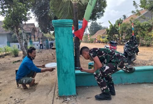 Satgas TMMD Ke-129 Hiasi Balai Desa Baru Raharja dengan Pengecatan