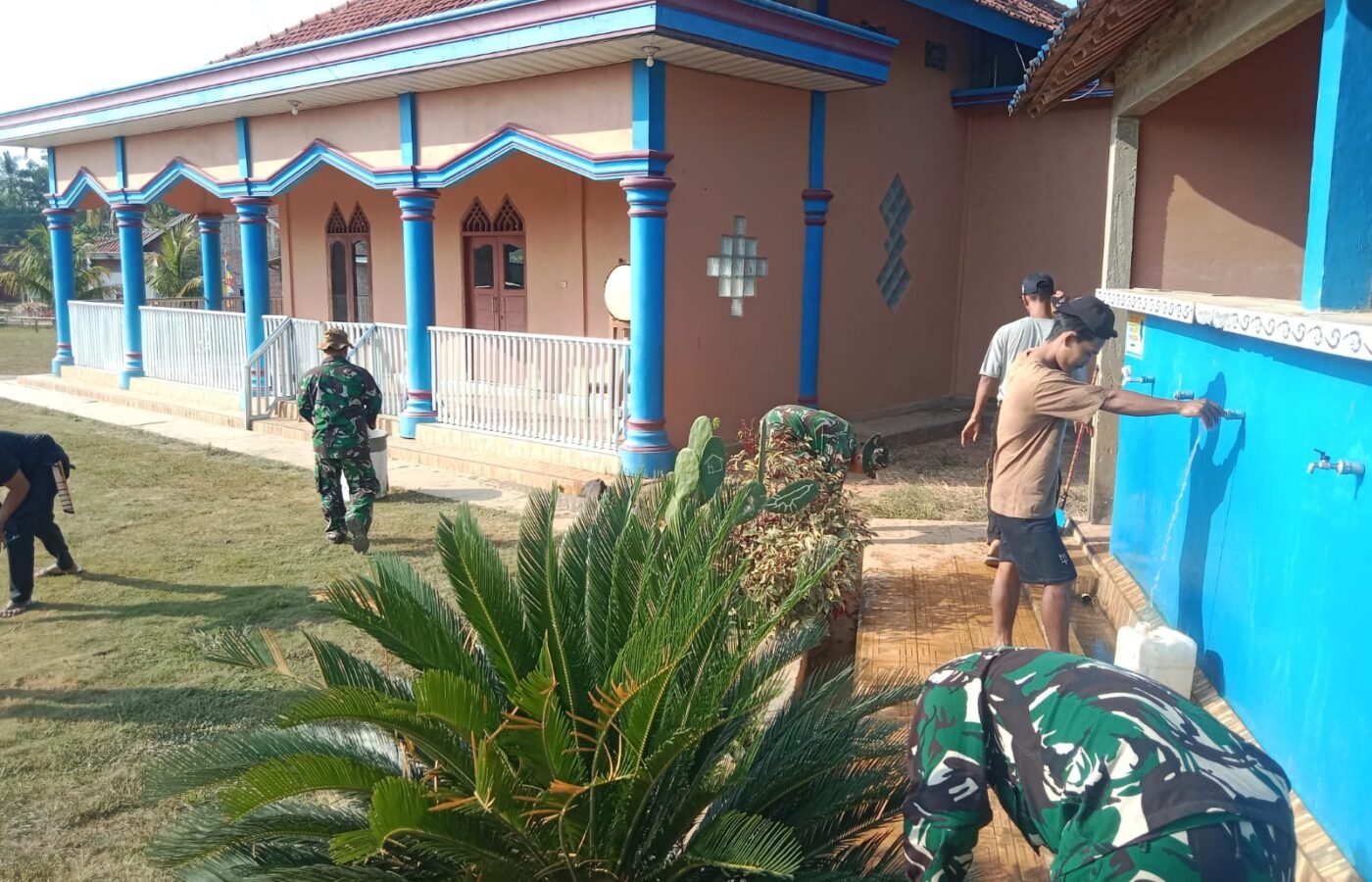 Kegiatan Bersama TNI dan Masyarakat, Satgas TMMD ke-129 Kodim 0412/Lampung Utara Perindah Masjid Nurul Iman