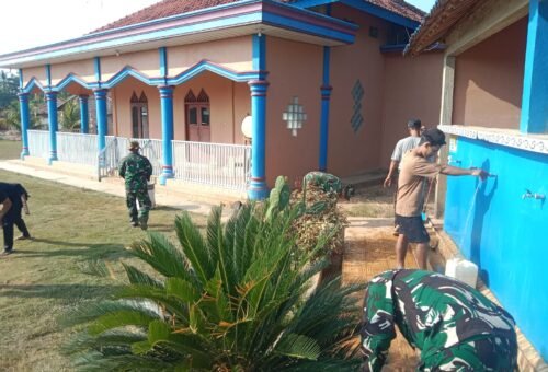 Kegiatan Bersama TNI dan Masyarakat, Satgas TMMD ke-129 Kodim 0412/Lampung Utara Perindah Masjid Nurul Iman
