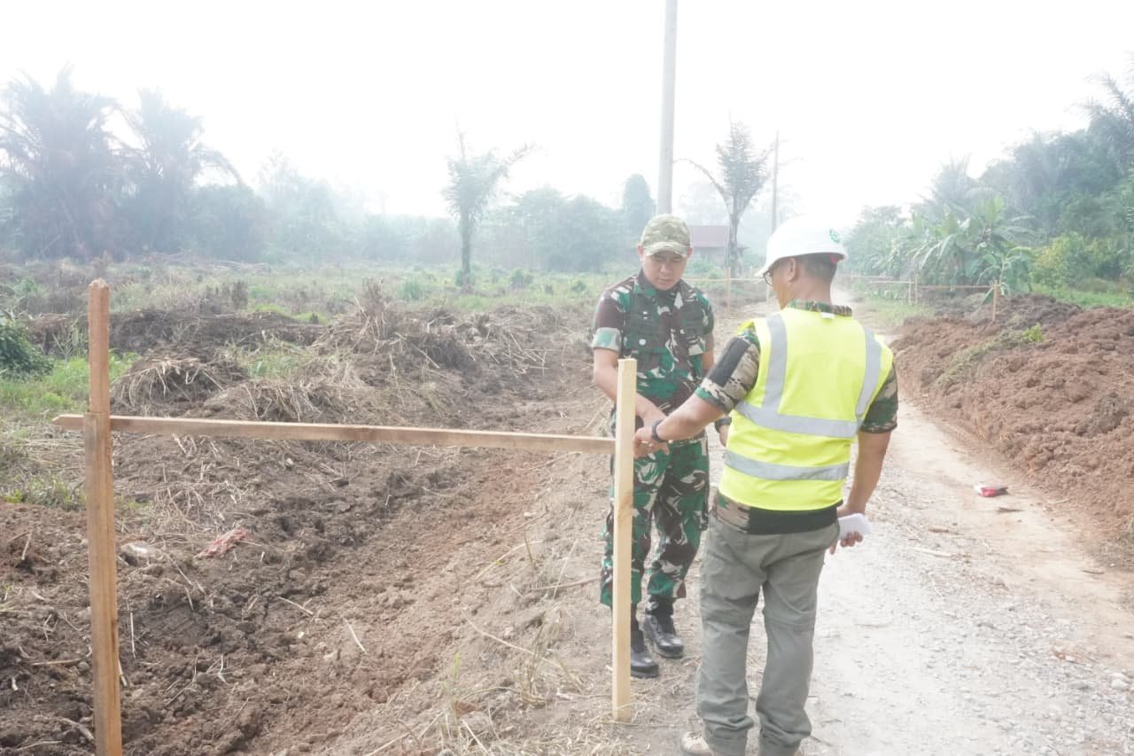 Pembangunan Jalan oleh Satgas TMMD Bantu Perekonomian Desa Parumpanai