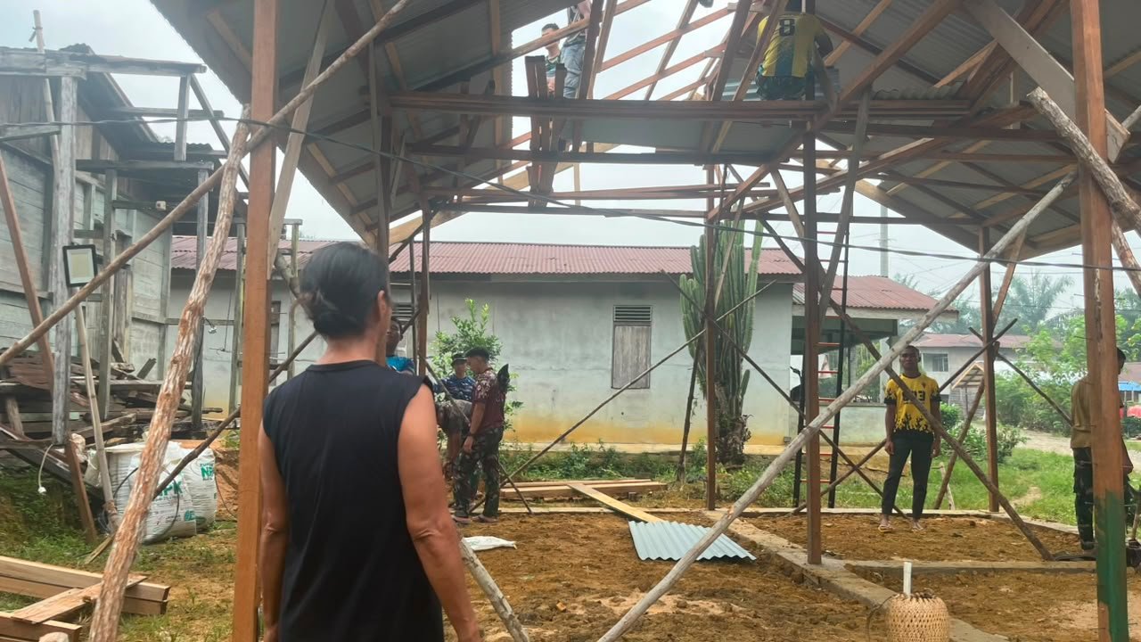 Kebahagiaan Bu Suhanim di Tengah Proses Pembangunan Rumah Baru