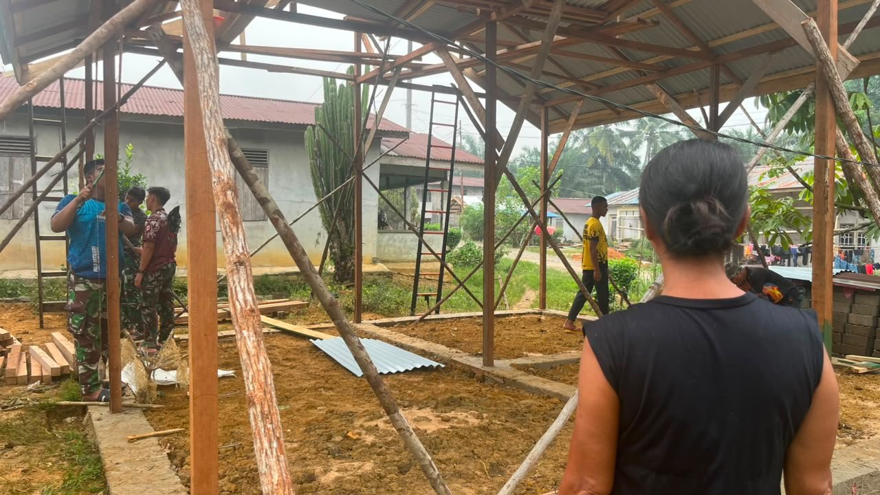 Semangat Kebersamaan dalam TMMD, Proyek Pembangunan Rumah Bu Suhanim
